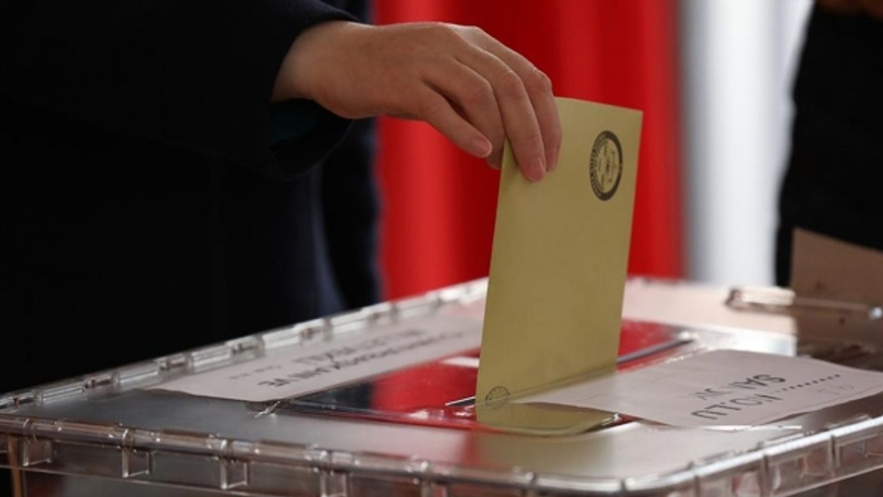 ABD ve Kanada'da sandıklar kapandı