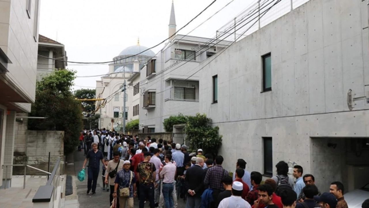 Cami yetersiz kalınca namaz 3 kez kılındı