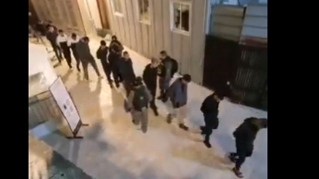 İşgal askerinin tutsak Filistinlilere zulmü kamerada