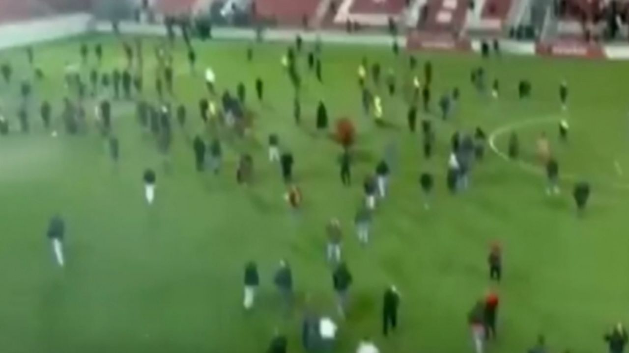 İşgal güçleri sahaya gaz bombasıyla daldı