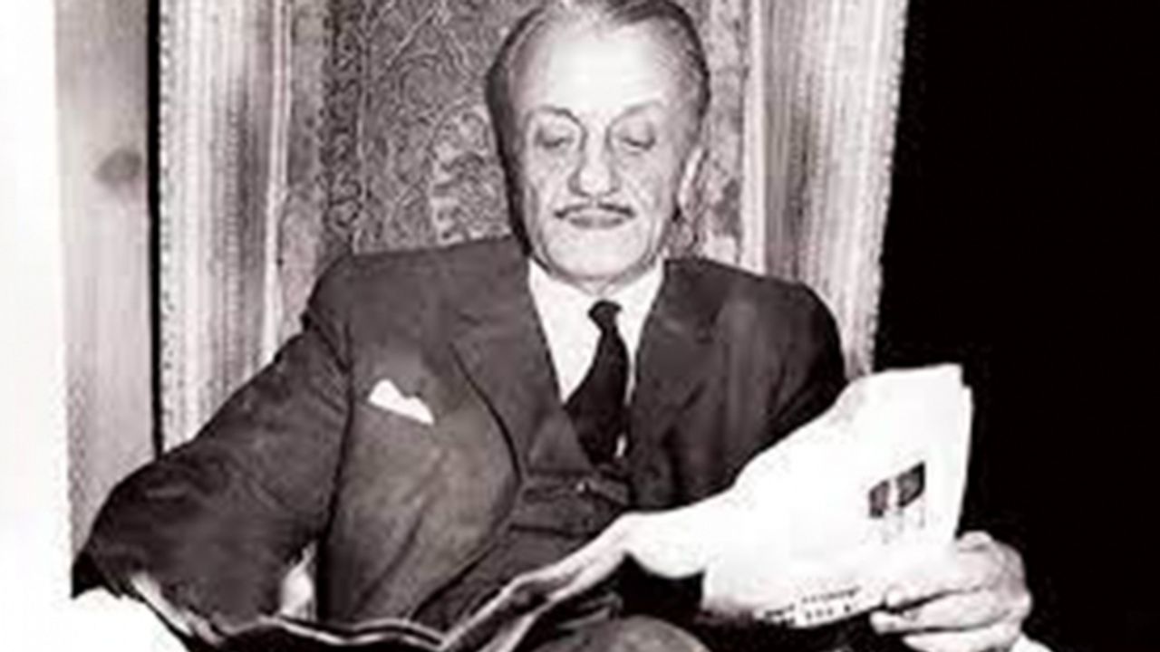 ‘Öp beni alnımdan; sen öp, seccâdem..'