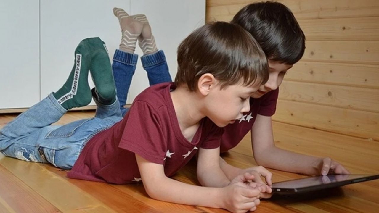 Fransa'da 15 yaş altına internet kısıtlaması