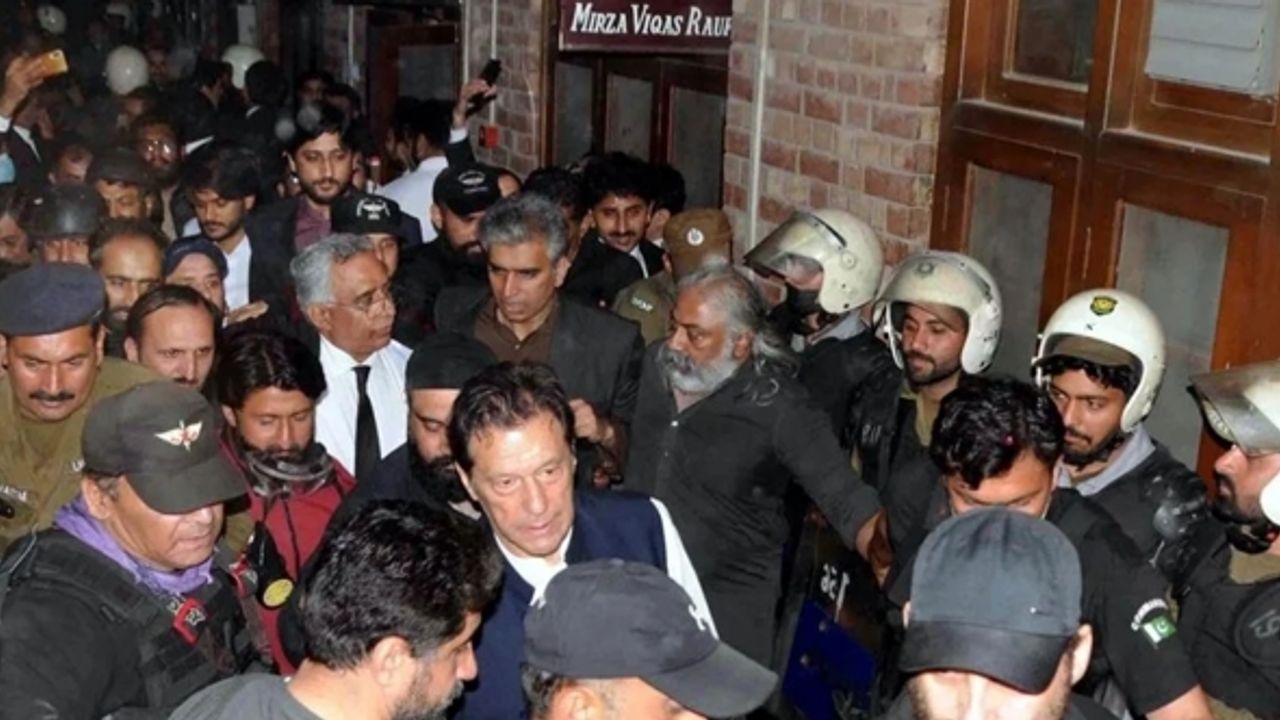 Pakistan'da son durum: İmran Han ne ile suçlanıyor?