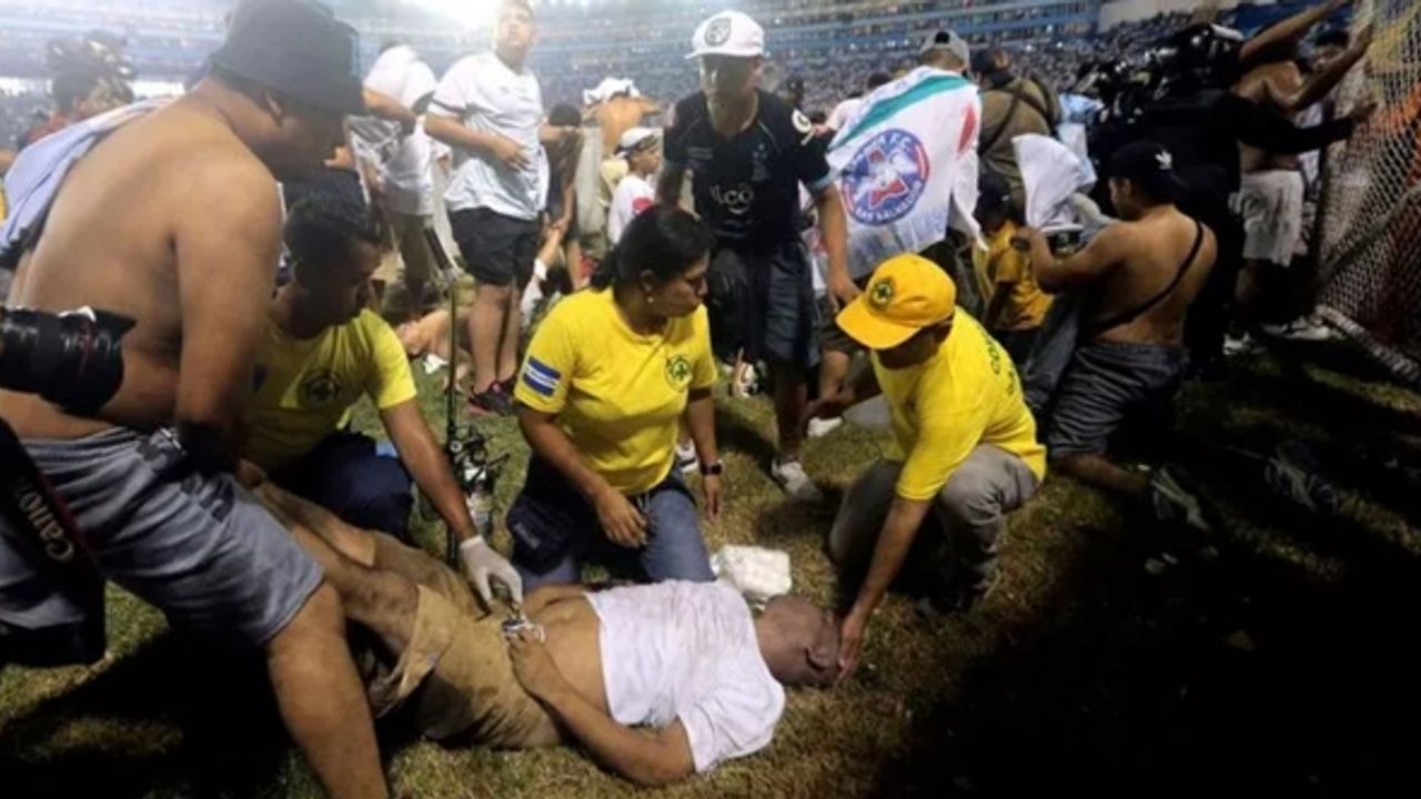 Tribünlerde izdiham çıktı, 12 kişi öldü