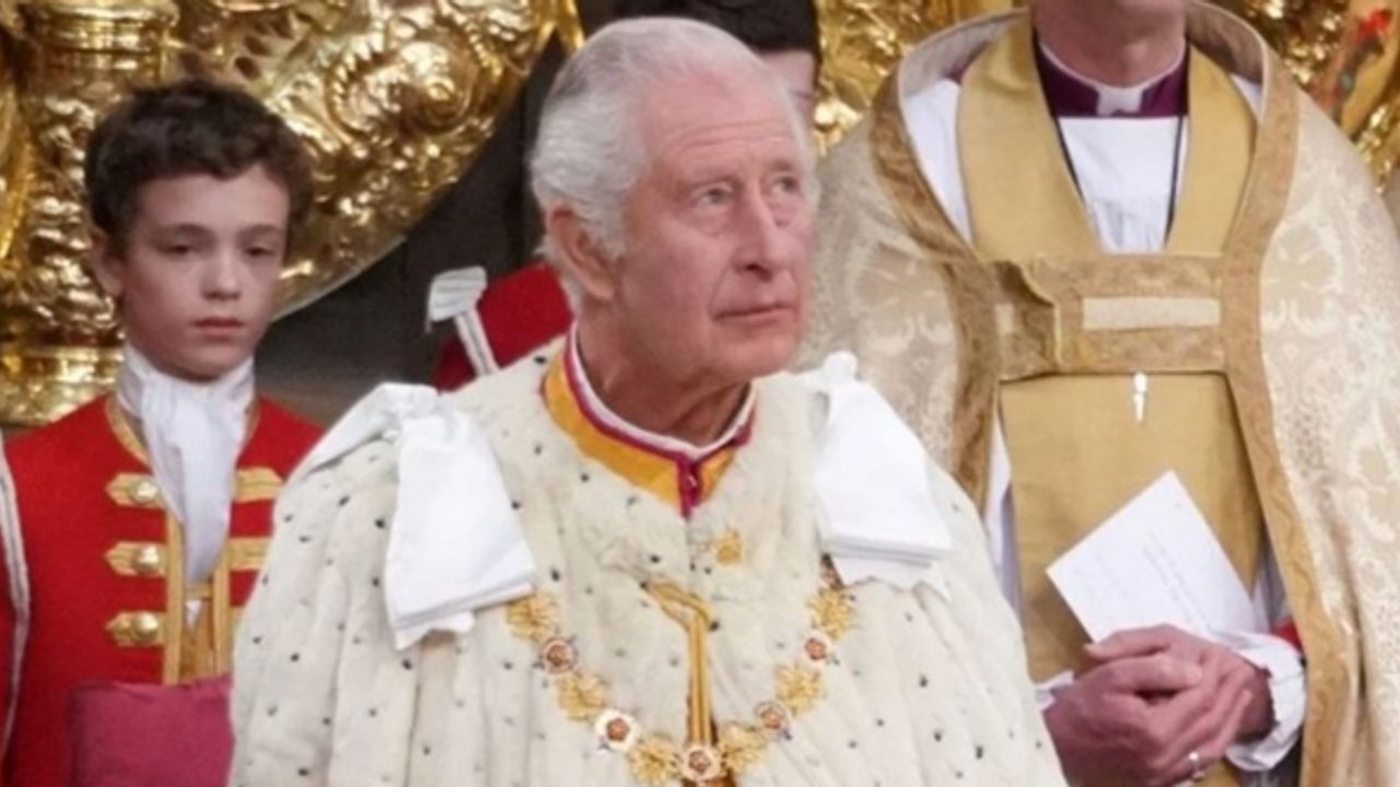 Yeni İngiltere Kralı Charles Kilise töreniyle taç giydi
