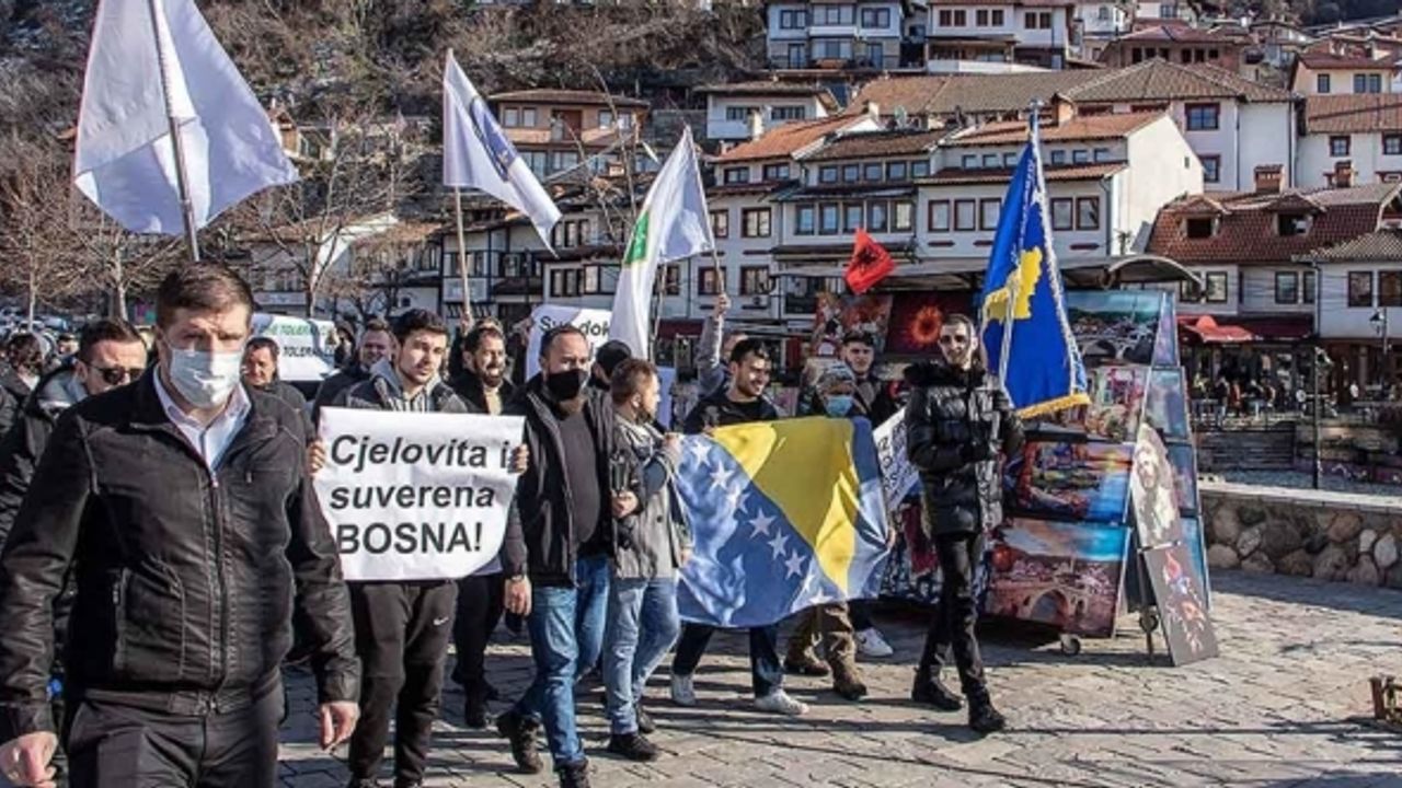 AB Kosova'da bir kez daha seyirci mi kalacak