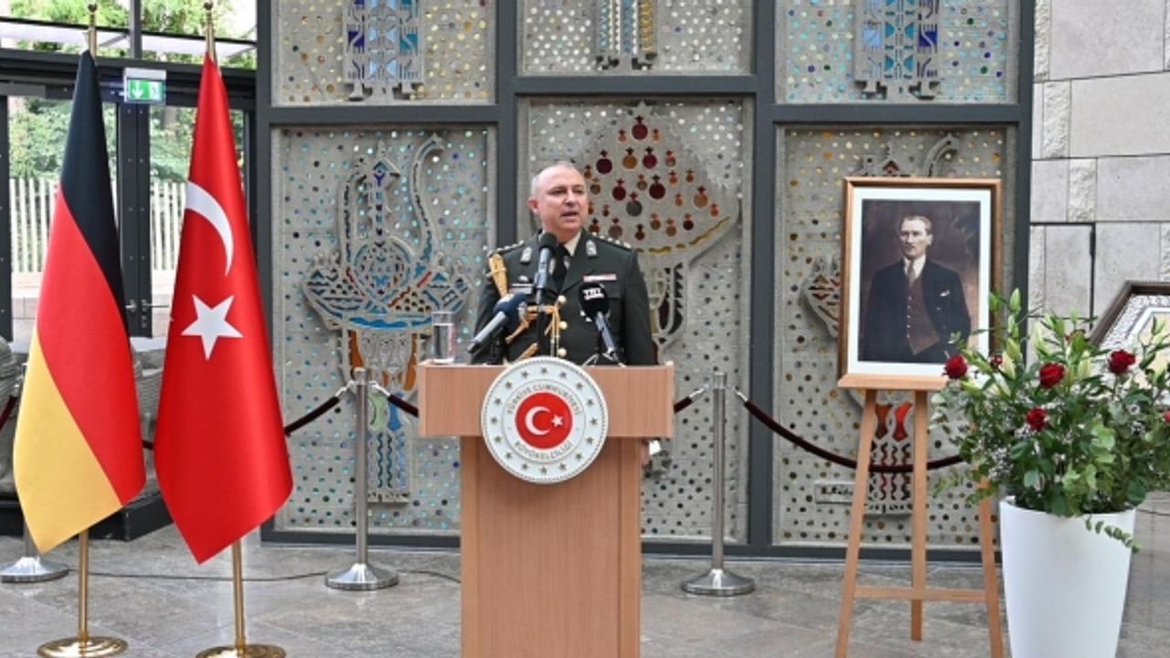 Almanya'dan Türk komutan Yılmaz Çetin'e nişan