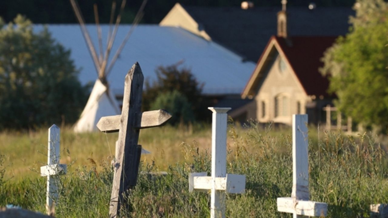 Kilise bahçesinde onlarca kayıtsız mezar