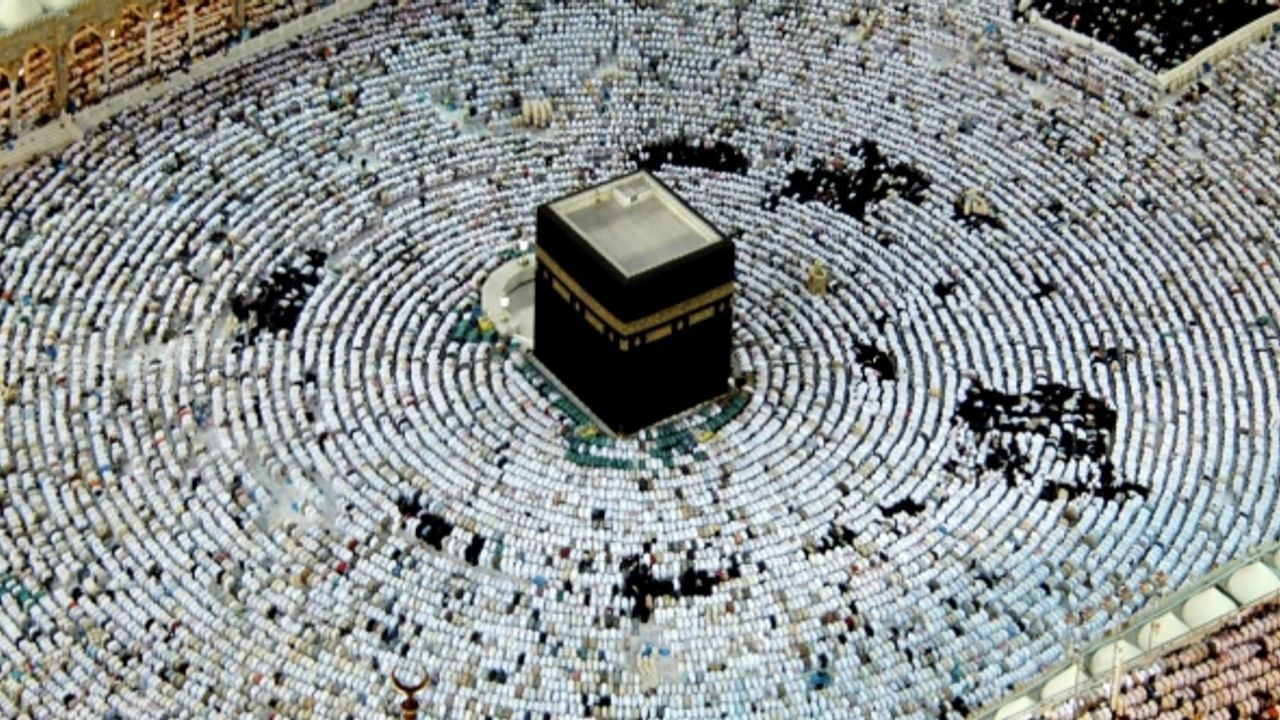 Mescid-i Haram'da cuma namazı