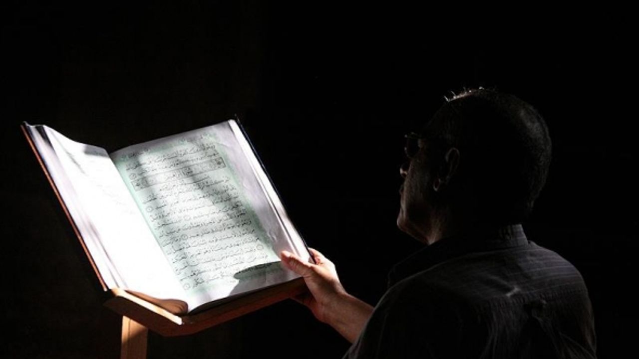Almanya'da cami önünde Kur'an yakıldı