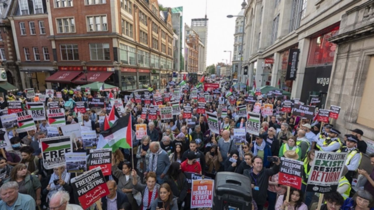 Cenin baskını İngiltere'de protesto edildi