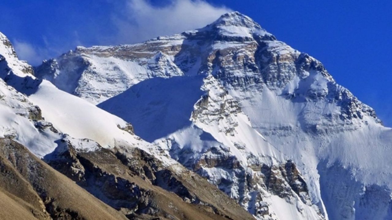 Everest Dağı'na çıkan helikopter kayboldu