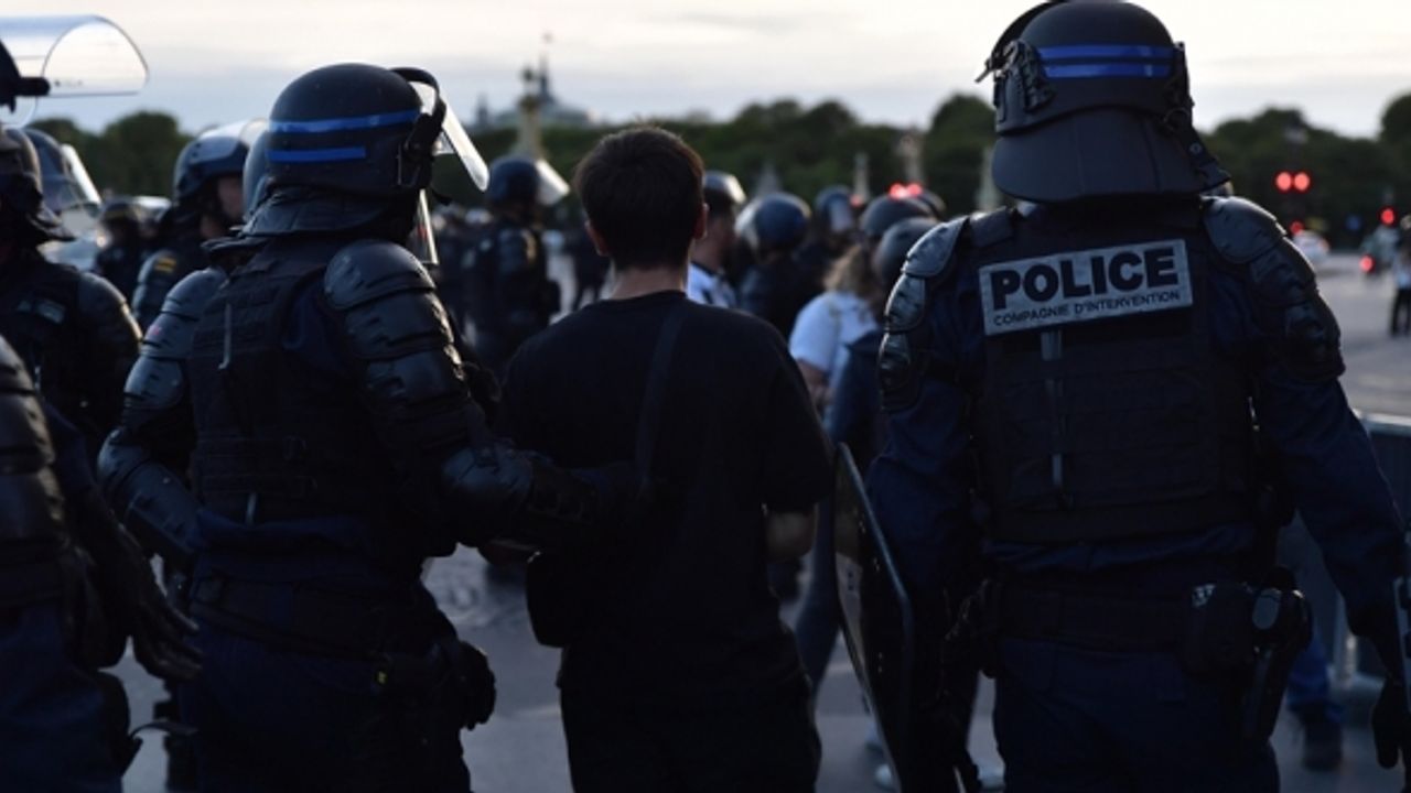 Fransa katil polis için toplanan parayı tartışıyor
