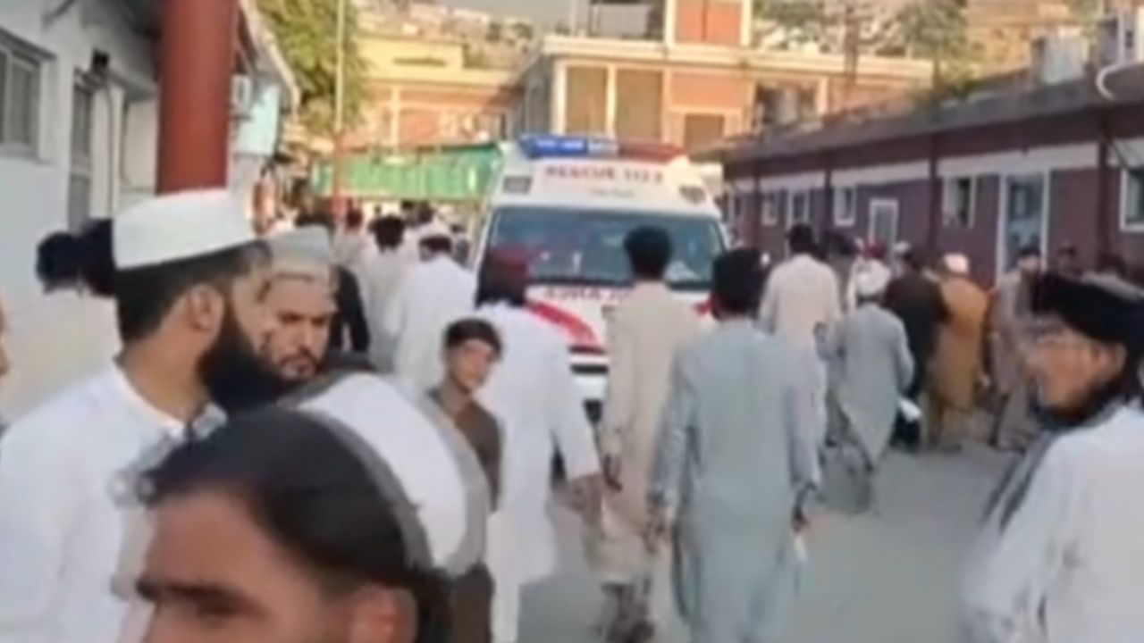 Pakistan'da bombalı saldırı, en az 40 ölü var