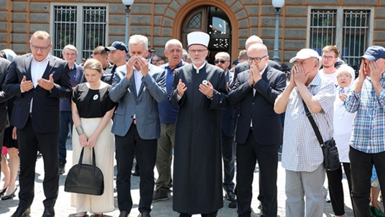 Srebrenitsa'da acıları tazeleyen tören