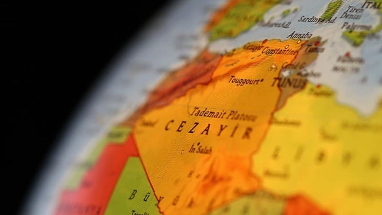 1,5 milyon Cezayirli bağımsızlık için hayatını kaybetmişti