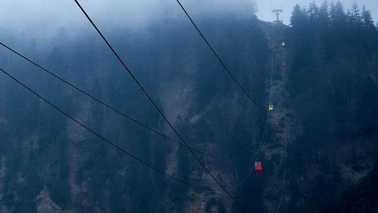 914 metre yükseklikteki teleferikte mahsur kaldılar