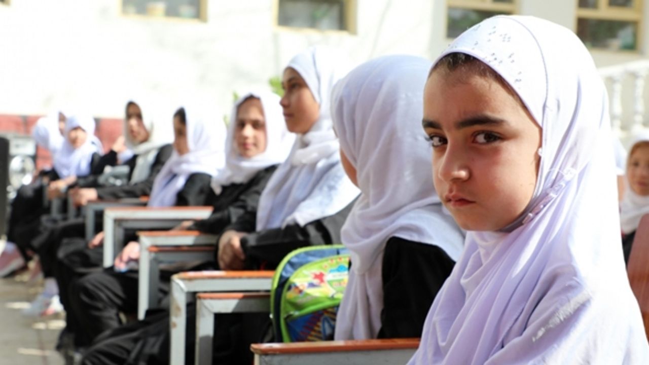 Afganistan'da 10 yaşından küçük kızlara okul yasağı