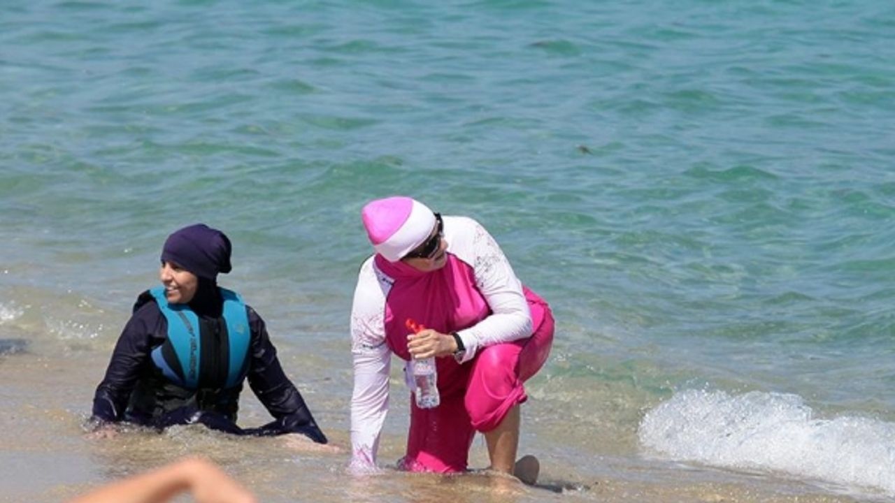 Fransa'da tesettürlü mayo yasağı iptal