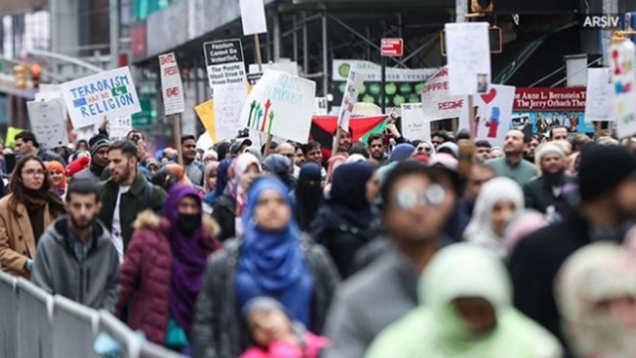 Hollanda'da İslam düşmanlığı protesto edildi