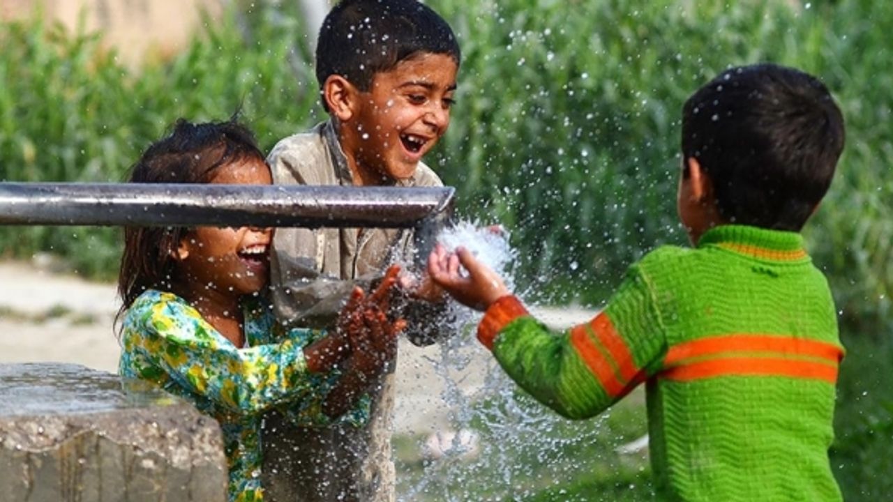 Pakistan'da 4 milyon çocuk temiz su bulamıyor