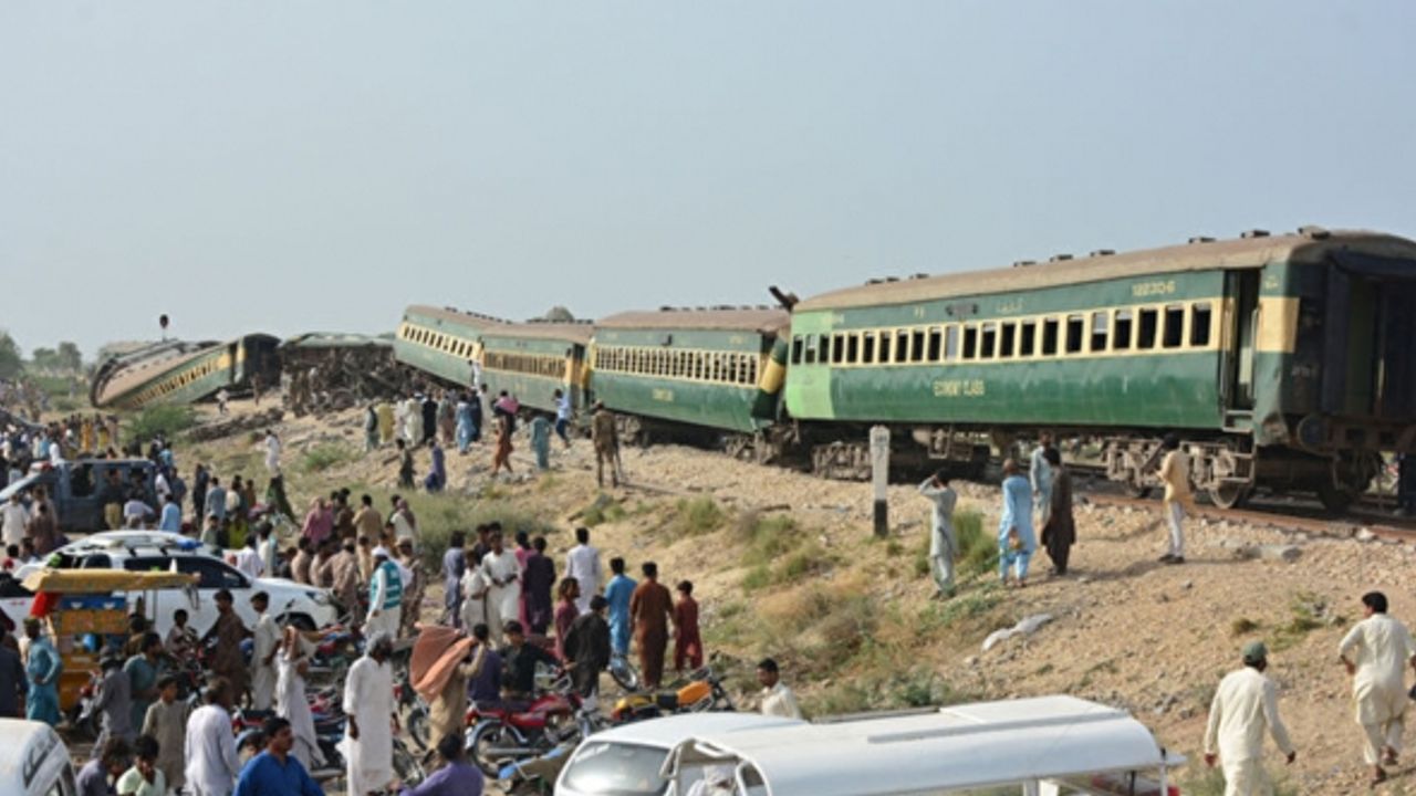 Pakistan'da tren raydan çıktı, onlarca ölü var