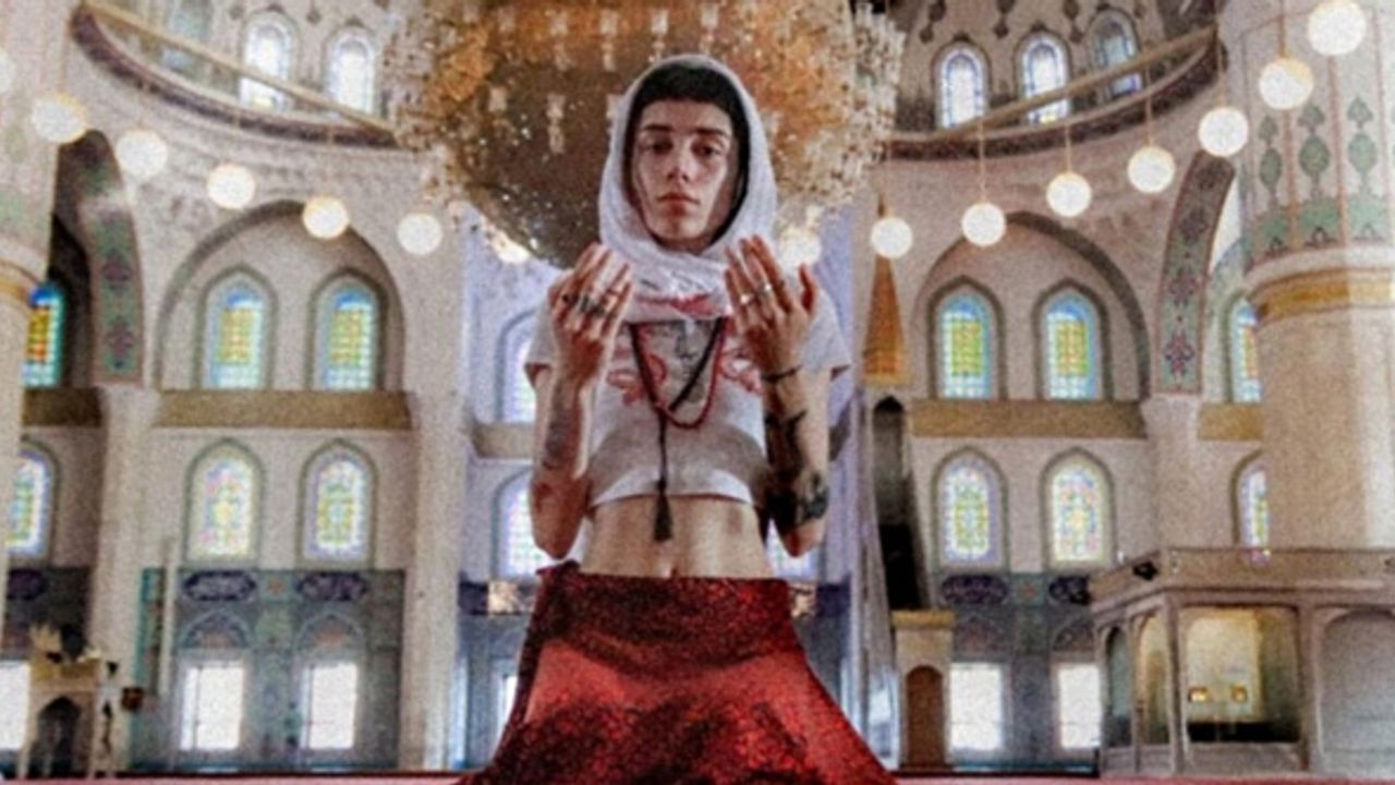 Ünlü olmak isteyen İslam değerlerine saldırıyor