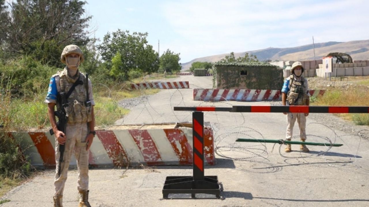 Azerbaycan yardım TIR'larına yol verdi
