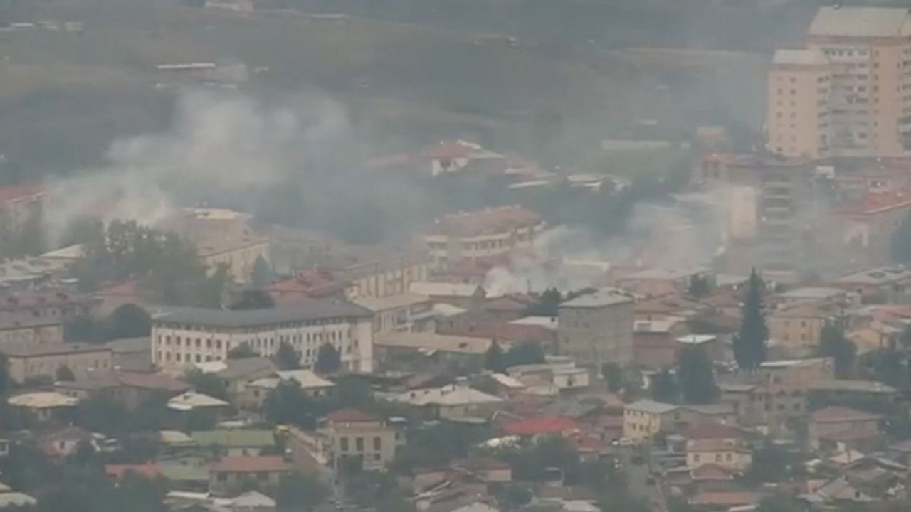 Ermeniler terk ettikleri yerleri ateşe veriyor