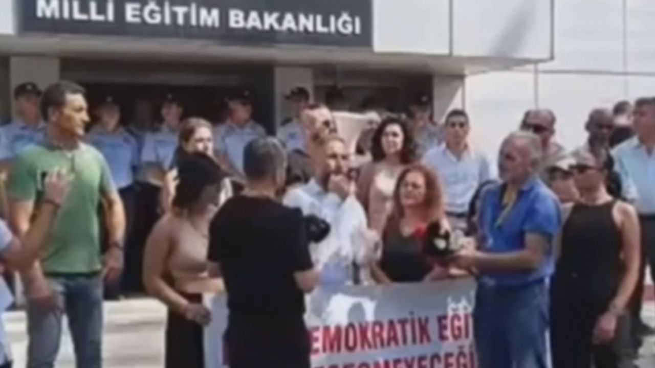 KKTC'de İslam karşıtı bir grup öğretmen eylem yaptı