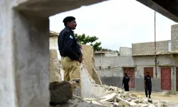 Pakistan'da okul servisine bombalı saldırı