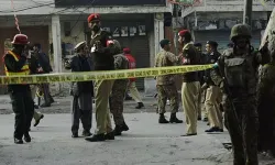 Pakistan'da bombalı saldırı, 13 asker öldü
