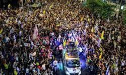 İsrail'de onbinlerce kişi Netanyahu'yu protesto etti