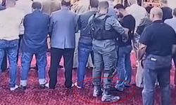 Kanlı postallarıyla camiye girip kimlik kontrolü yaptı