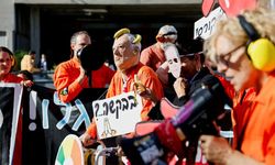 Affını isteyen Netanyahu protesto edildi