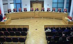 Polonya, Komünist Parti'yi yasa dışı ilan etti