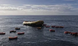 Umut yolculurını taşıyan bot battı, en az 50 can kaybı var