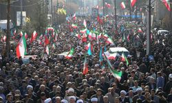 İran'da rejim yanlıları da meydanlara döküldü