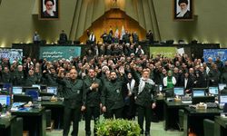 İran Meclisi'nde askeri kamuflajla gövde gösterisi