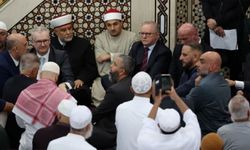 İsrail destekçisi başbakan camiye gelince gerginlik çıktı