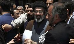 İran yeni dini liderini dünyaya duyurdu