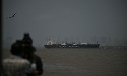 Trump çırpındıkça daha çok batıyor şimdi de Hürmüz'ü tamamen kapattı