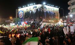 Tahran'da onbinler ABD ve İsrail'i protesto etti