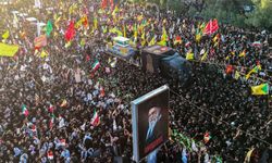 Hamaney için Irak'ta düzenlenen cenaze törenine yüzbinler katıldı