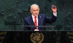 Netanyahu elindeki bombalı cihazla kimi tehdit etti?