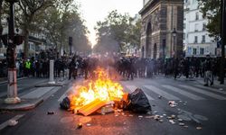 Fransa'da protestolar ülke geneline yayıldı: 2 bin 397 gözaltı, Macron'dan gösteri yasağı açıklaması
