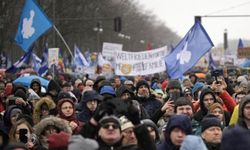Almanya'da Ukrayna'ya silah gönderilmesini istemeyen binlerce kişiden protesto