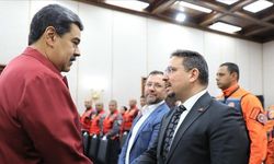 Maduro, Türkiye'de arama kurtarma çalışmalarına katılan ekibe madalya taktı