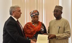 Nijerya'nın First Lady'si Buhari depremzedelere 10 bin battaniye bağışladı