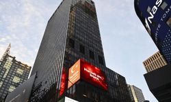 Times Meydanı'nda Türkiye'deki depremlerde hayatını kaybedenler için mesajlar yayınlandı